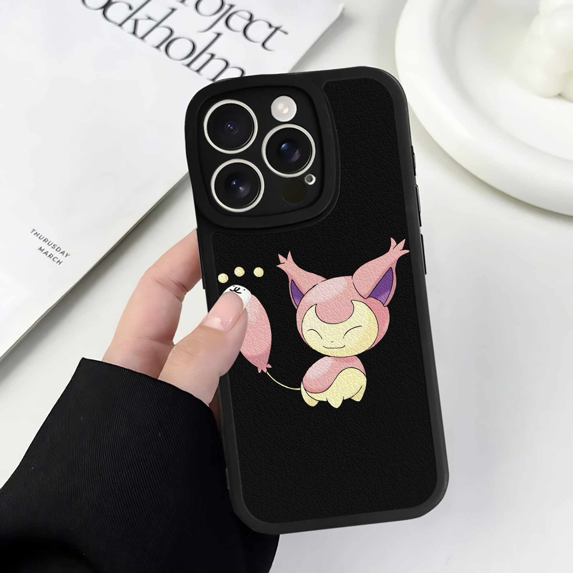 （画像用） ポケットモンスター Pokémon 【iPhone 16シリーズ対応】シリコンスマホケース（レザー調） 材質：シリコン